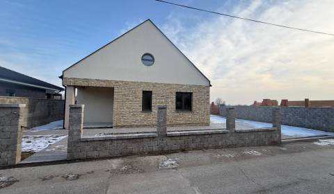 AR - Predáme 4-izbový rodinný dom Janíky