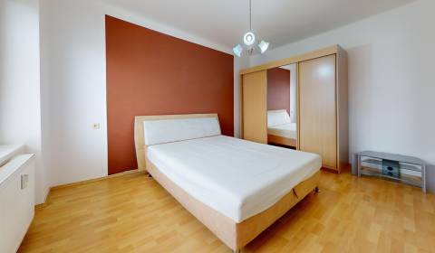 NA PREDAJ KOMPLETNE ZREKONŠTRUOVANÝ 3 IZBOVÝ BYT, UL. ZVÁRAČSKÁ, KOMÁR