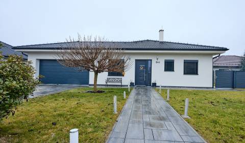 4-IZB. MODERNE ZARIADENÝ DOM NA VEĽKOM POZEMKU,  GARÁŽ PRE DVE AUTÁ 