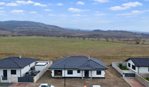 Samostatný rodinný dom s garážou na pozemku 600m2 - Vinosady, Pezinok
