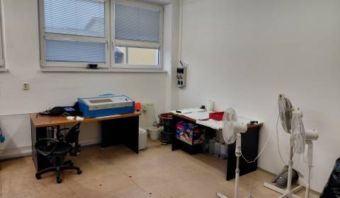 450 Euro s E - Prenájom priestoru 35 m2 v Rači na Púchovskej ul.