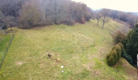 Pozemok s rozlohou 1403m2 pod lesom s krásnymi výhľadmi v obci Podhora