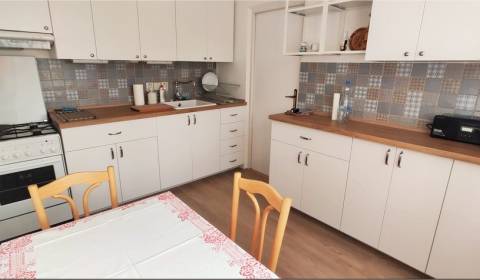 Zariadený 2 izbový byt s lodžiou, Segnerova ulica, BA IV. Karlova Ves