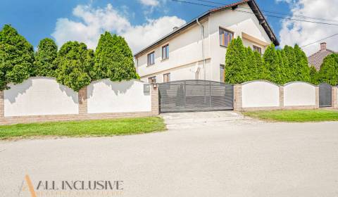 NA PREDAJ DVOJGENERAČNÝ 8-IZBOVÝ RODINNÝ DOM, SAP