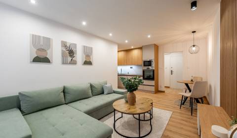 ADLEROVA - 2 izb. byt po NADČASOVEJ KOMPL. REKONŠTRUKCII.43 m2, loggia