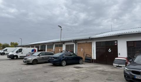 Sklad 108m2 s dvomi bránami v areáli. Šenkvická.