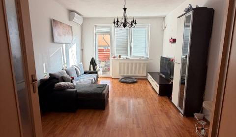 NA PREDAJ - priestranný 2-izbový byt na prízemí bytového domu