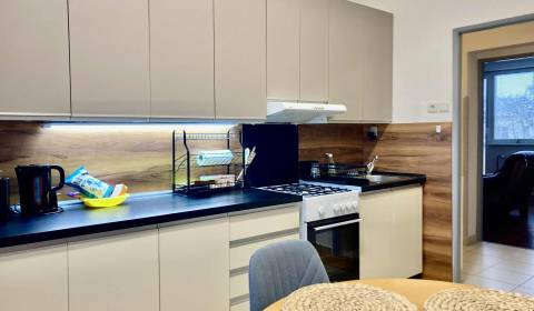 PRENAJATÉ Na prenájom zariadený svojpomocný byt /93m2/, Komárno