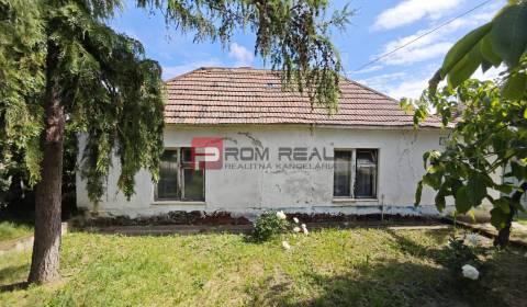 Na PREDAJ veľkorysý pozemok so starším domom v obci Dolné Orešany