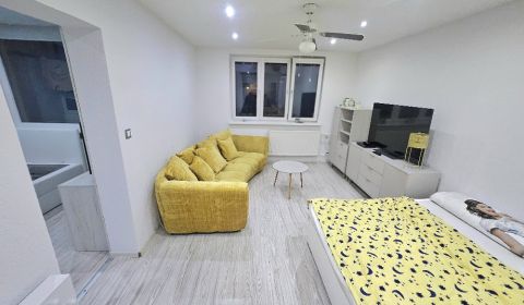 2 izbový byt Bánovce nad Bebravou / CENTRUM/ LOGGIA / PIVNICA