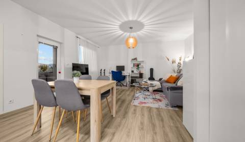 PREDAJ 2-IZB. APARTMÁN V MAMAPAPA,PARKNIG + PIVNICA,DÚBRAVKA