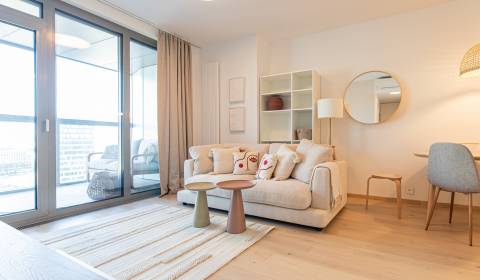 Luxusný 2i byt v centre na prenájom s loggiou