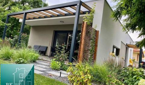 SENEC - NA PREDAJ dizajnovo zariadený 3 izbový rodinný dom v kľudnej l