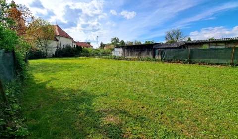Pozemok s rozlohou 928m2 so starším domom v obci Horné Lefantovce