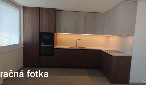 HZ-28 Na predaj: kompletne zrekonštruovaný 3-izbový byt v Komárne 