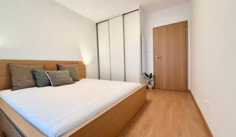 Veľký, zariadený 2- izbový byt s balkónom, parkovaním pri stanici!