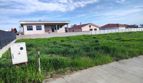 STAVEBNÝ POZEMOK 582 m² V ŠALI MEDZI NOVOSTAVBAMI 