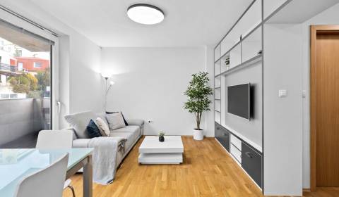 PREDAJ svetlý 2i apartmán s balkónom – Ďumbierska, Kramáre