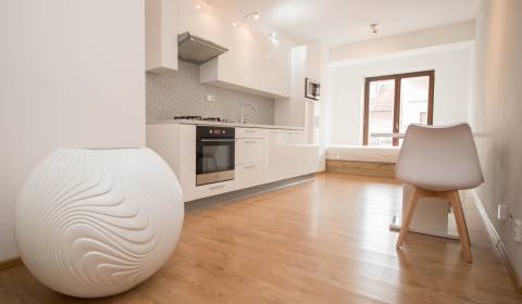 Prenájom v centre Košíc - mezonet s balkónom a výťahom