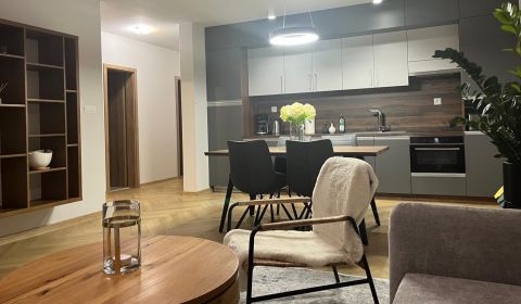 REZERVOVANÉ–Moderný 3 izb. 91m2 byt v novost. s 2 balk.a garaž. státím