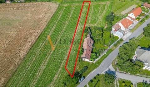 EXKLUZÍVNE NA PREDAJ STAVEBNÝ POZEMOK ( 1885 M2) V OBC
