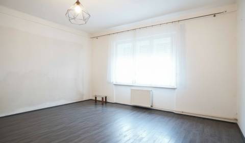 Rodinný dom v centre s garážou, Dvory nad Žitavou, 798m2