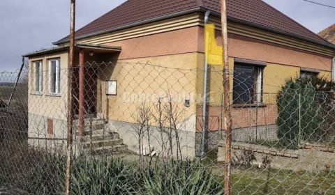 REZERVOVANE! Ponúkame Vám na predaj 2-izb. rodinný dom vo Dvoroch nad 