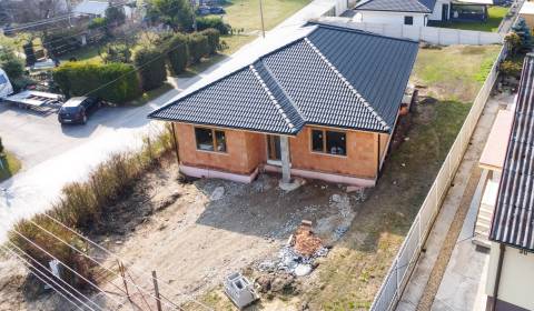 PRIESTRANNÁ 4-IZBOVÁ NOVOSTAVBA 167.38m²- BUNGALOV NA POZEMKU AŽ 702m²