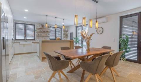 NA PREDAJ 4 IZB RD S DVOJGARÁŽOU, DUNAJSKÁ STREDA