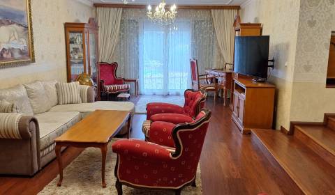 Luxusný rodinný dom s bazénom a dvojgarážou v Komárne