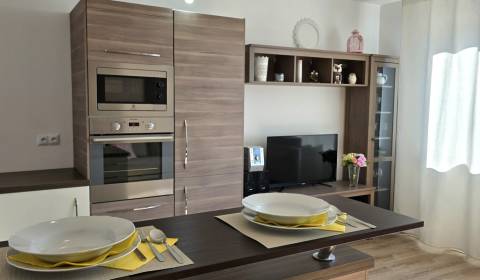 REZERVOVANÉ Exkluzívne na predaj nadštandardný 2 izb. byt s balkónom