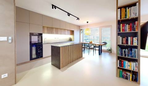 Novozariadený rodinný dom s veľkými spálňami i šatníkom pri Trenčíne  