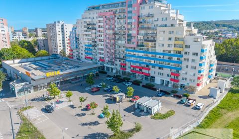 Veľký rodinný 3-izbový byt | 91 m² | 2 balkóny | garážové státie |