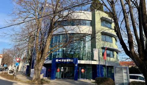 Moderné sídlo firmy v centre Piešťan - administratívne podlažie 256 m²
