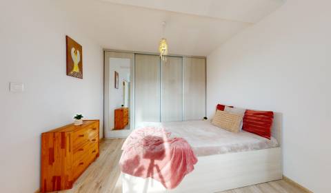 DOBROHOŠŤ- Prenájom  3i zariadeného bytu s predzáhradkou a parkingom