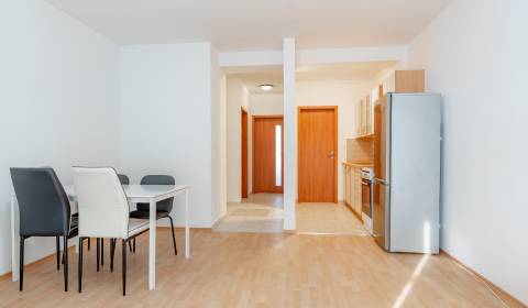 -REZERVOVANÉ-   Luxusný 2-izbový byt + 2 balkóny, 73 m², Hrachová ul. 