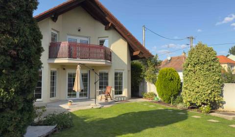 RIVERS - Veľkorysý rodinný dom po rekonštrukcii 