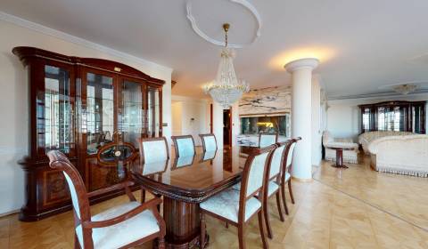 Veľkometrážny byt na Slavíne s výhľadom na mesto