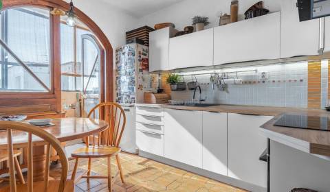 L Na predaj príjemný 4-izbový byt - Petržalka