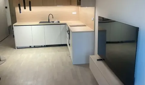 Prenájom 1-izbový byt s balkónom, METROPOLIS, Bratislava- Staré Mesto