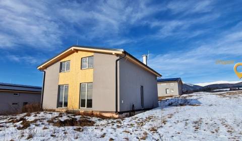 Únik z mesta, kde sa moderná architektúra stretáva s divokou prírodou?