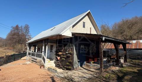 Štýlová chalupa v horskej dedinke Ratkovské Bystré