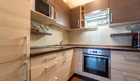 SVETLÝ ZARIADENÝ 2-IZBOVÝ BYT S BALKÓNOM - LA VITA 