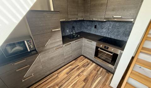 Priestranný 2-izbový mezonet s klimatizáciou v Piešťanoch