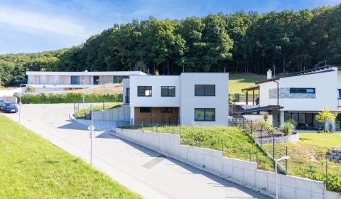 Na predaj nadštandardný 5-izbový rodinný dom, Trenčín - Kubrá