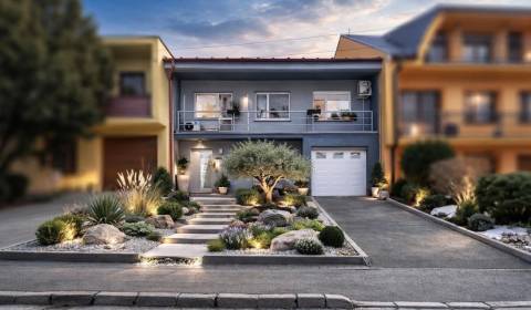 Na Predaj 6 izbový - dvojgeneračný RD v Pezinku len kúsok od Centra