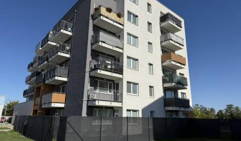 Výhodná cena. Zariadený  3izb. priestor s predzáhradkou a parkovaním. 