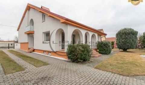 NA PREDAJ priestorovo veľkorysý 7-izbový rodinný dom s garážou, Gajary