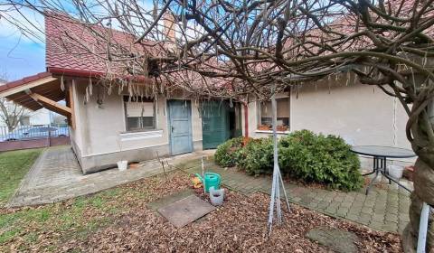 Zrekonštruovaný rodinný dom blízko Dunaja a cyklotrasy v obci Kravany 