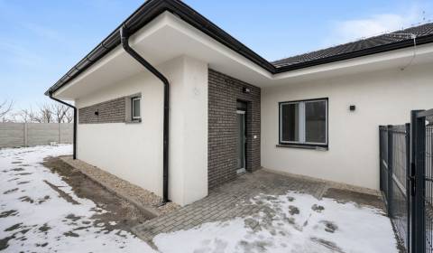 Moderný 4-izbový rodinný dom s terasou a záhradou – Holice,  Čechová